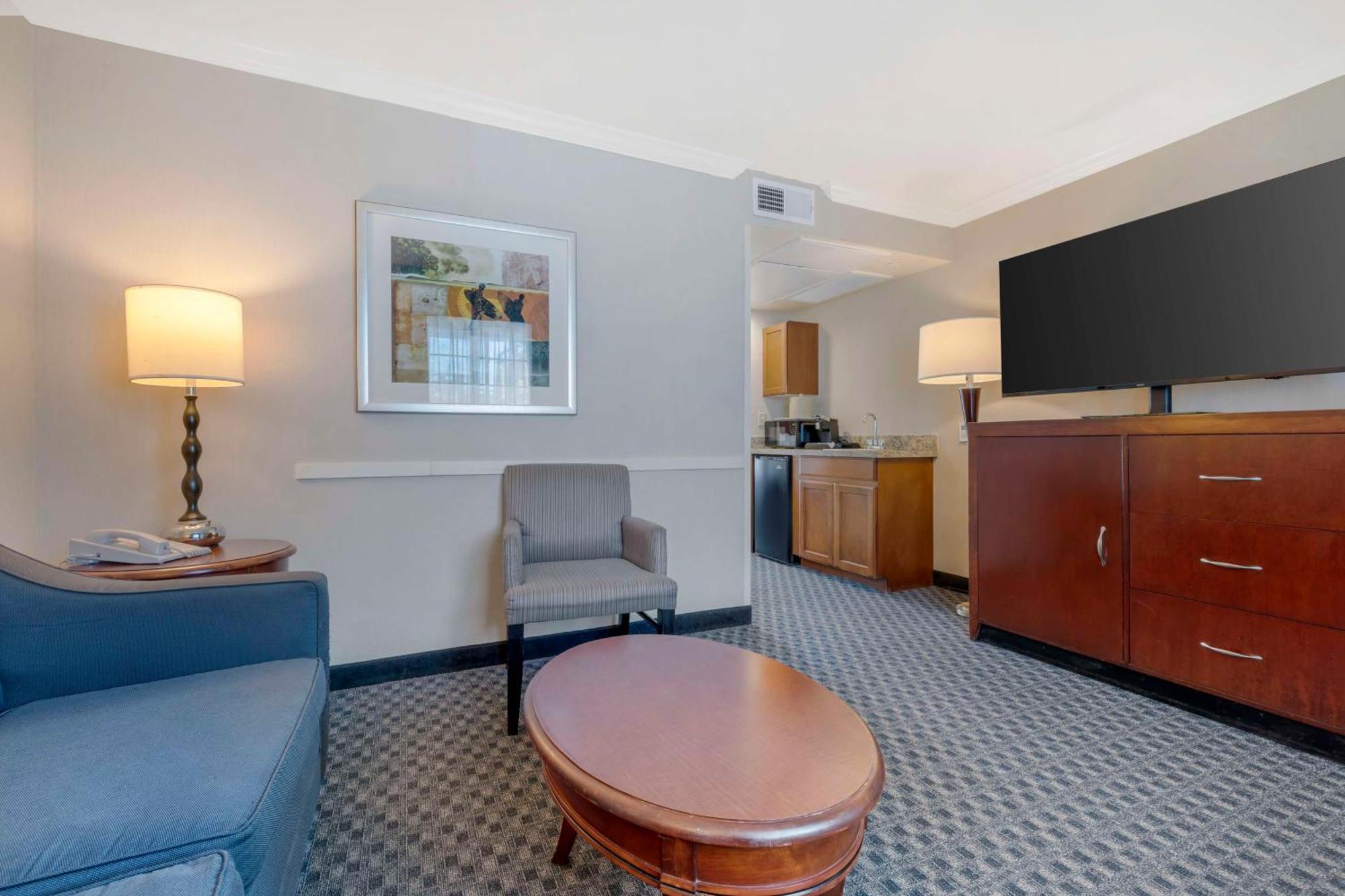Western Marina Shores Hotel 3*