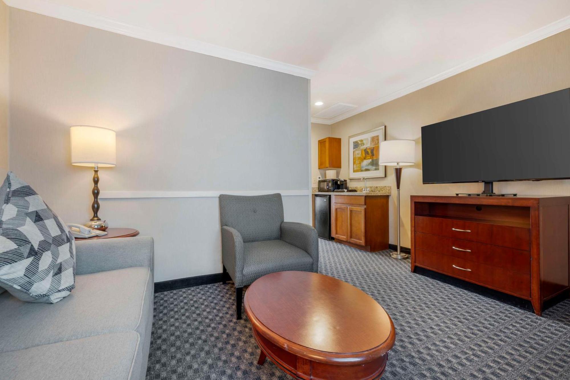 Hotel Western Marina Shores 3*